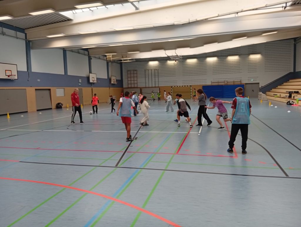 DFB Mobil besucht unsere Fußball AG