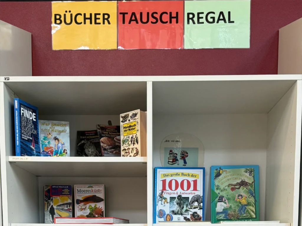 Bücher-Tausch-Regal in der Aula