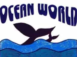 Gemaltes Plakat mit dem Schriftzug „Ocean World“ über einem springenden Wal und blauen Wellen.