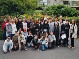 Die deutsch-französische Gruppe steht für ein Gruppenfoto im Freien.
