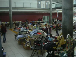 In der Pausenhalle stehen Tische und Kleiderständer für den Flohmarkt.