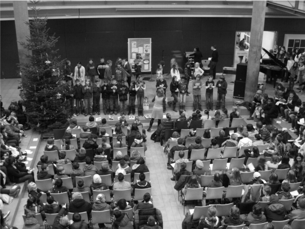 Familien in der Aula bei Adventsvorstellung