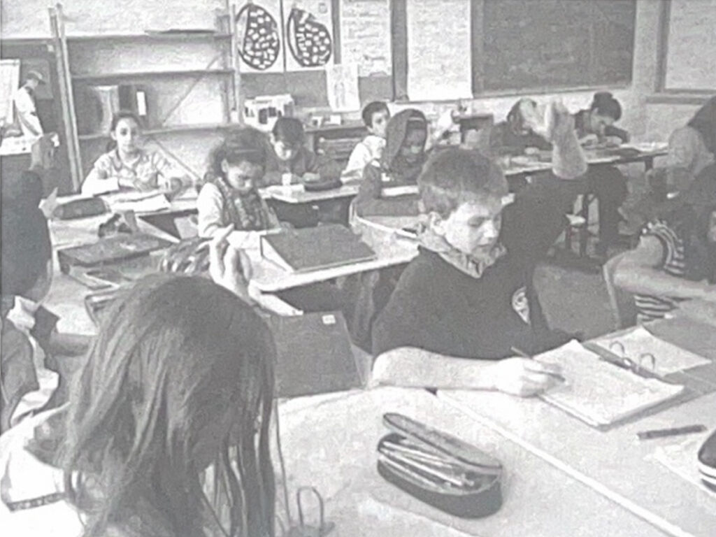 Jugendliche im Klassenzimmer während „Lernen lernen“