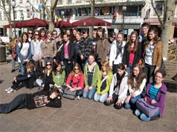 Die deutsch-polnische Gruppe steht für ein Gruppenfoto in einer Fußgängerzone.
