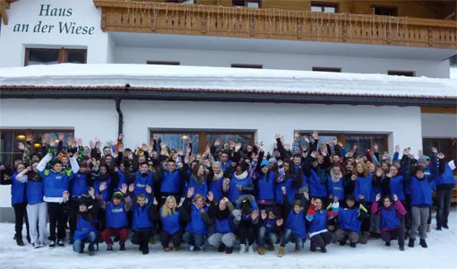Die Ski- und Snowboardgruppe steht vor der Unterkunft „Haus an der Wiese“.