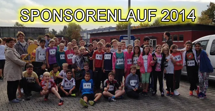 Eine große Gruppe Kinder in Sportkleidung mit Startnummern steht vor dem Schulgebäude, darüber der Schriftzug „Sponsorenlauf 2014“.