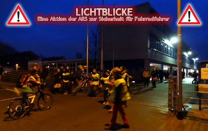 In der Dämmerung stehen Jugendliche in Warnwesten mit Fahrrädern vor dem Schulgebäude, darüber der Schriftzug „Lichtblicke – Eine Aktion der ARS zur Sicherheit für Fahrradfahrer“.