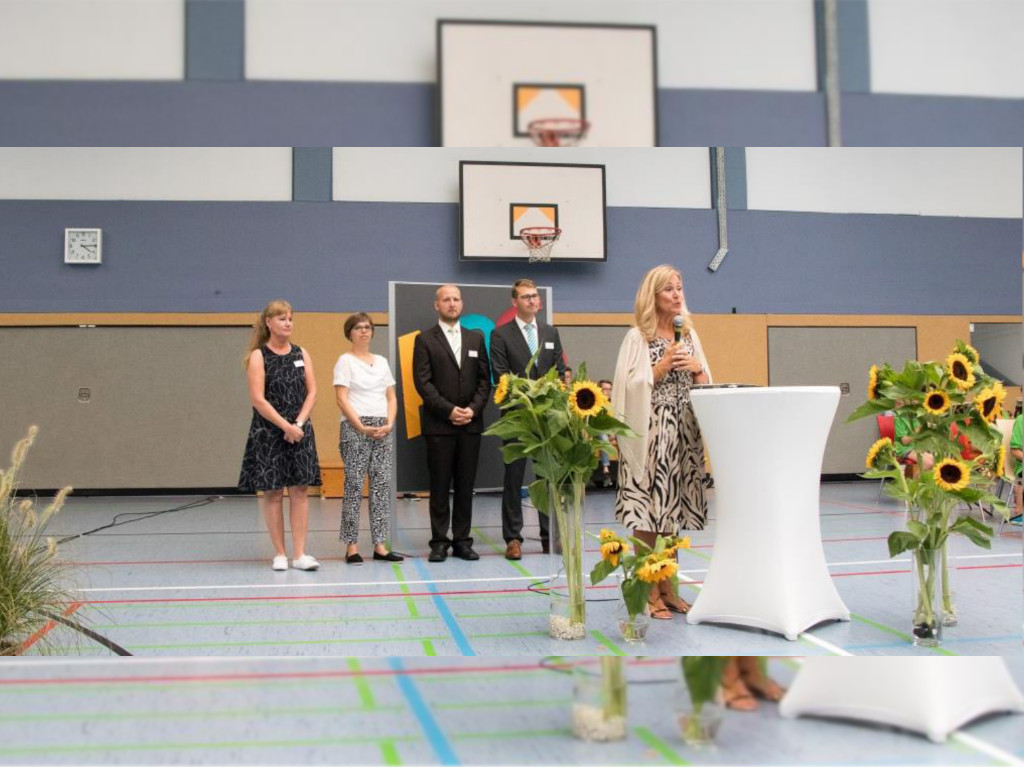 Frau Kral hält in der Sporthalle die neuen 5. Klässler willkommen.
