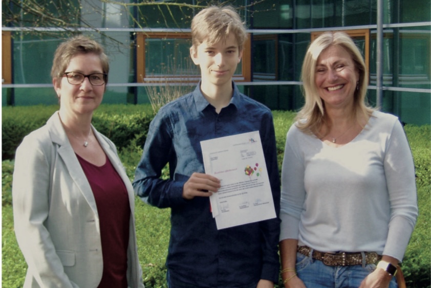 Fr.Hauer (Fachleitung Mathematik), Kreissieger vom Mathewettberwerb , Fr.Kral ( Schulleiterin)