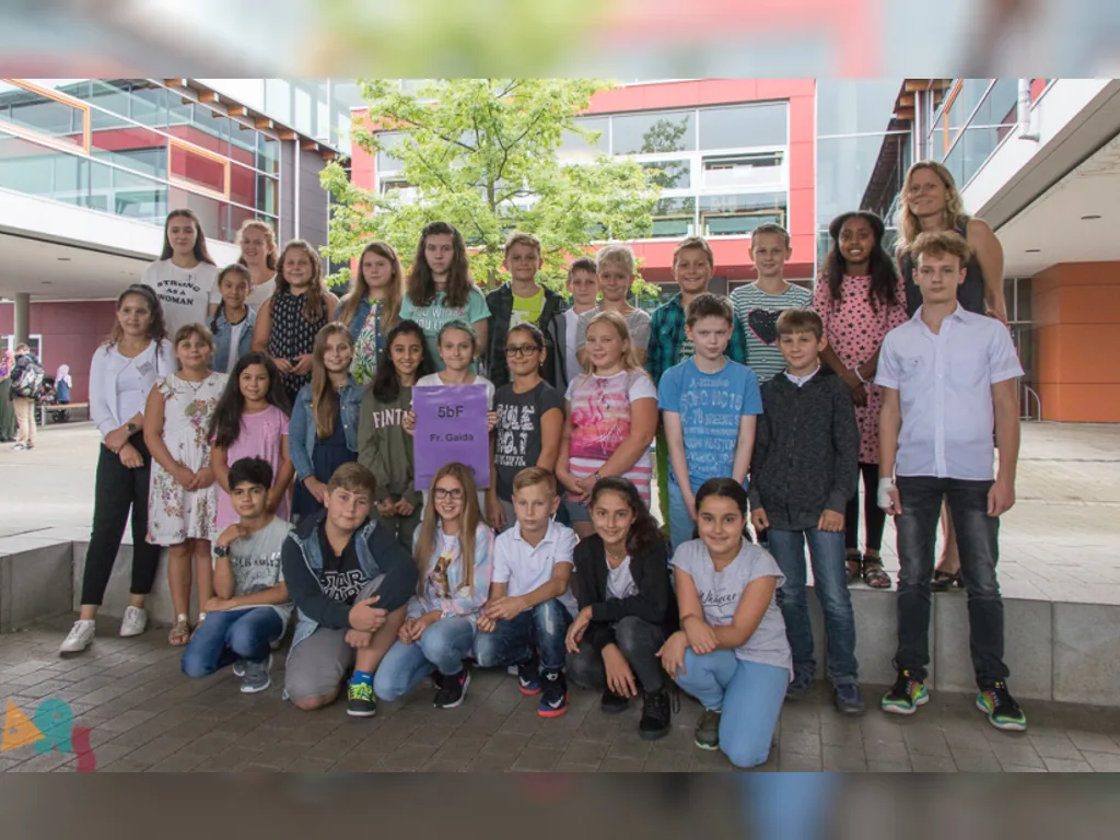 Klassenfoto einer neuen fünften Klasse auf den Stufen im Innenhof.
