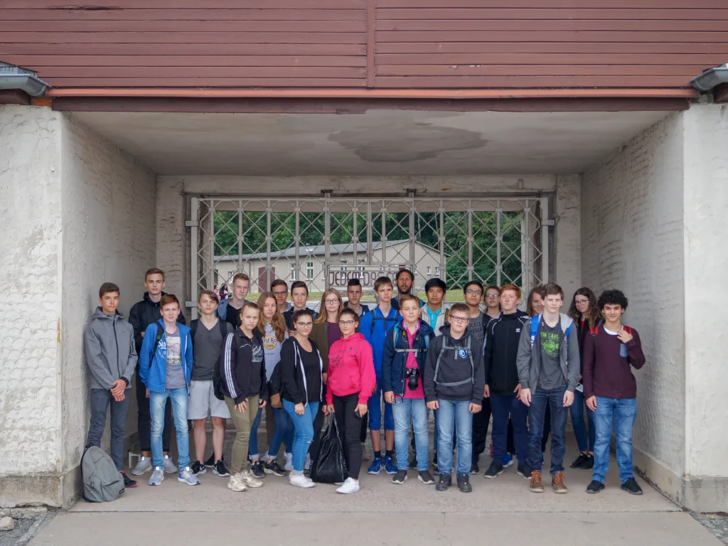 Gruppenfoto unter dem Torgebäude der Gedenkstätte.
