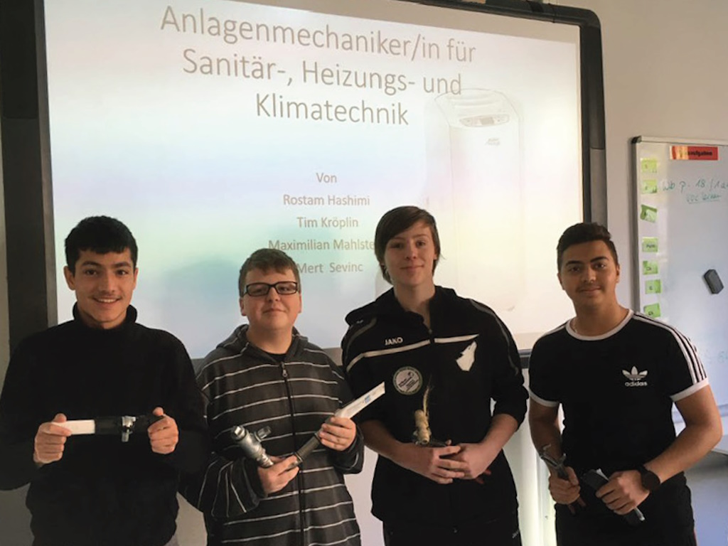 Gruppe aus Schülern bei ihrer Projektprüfung