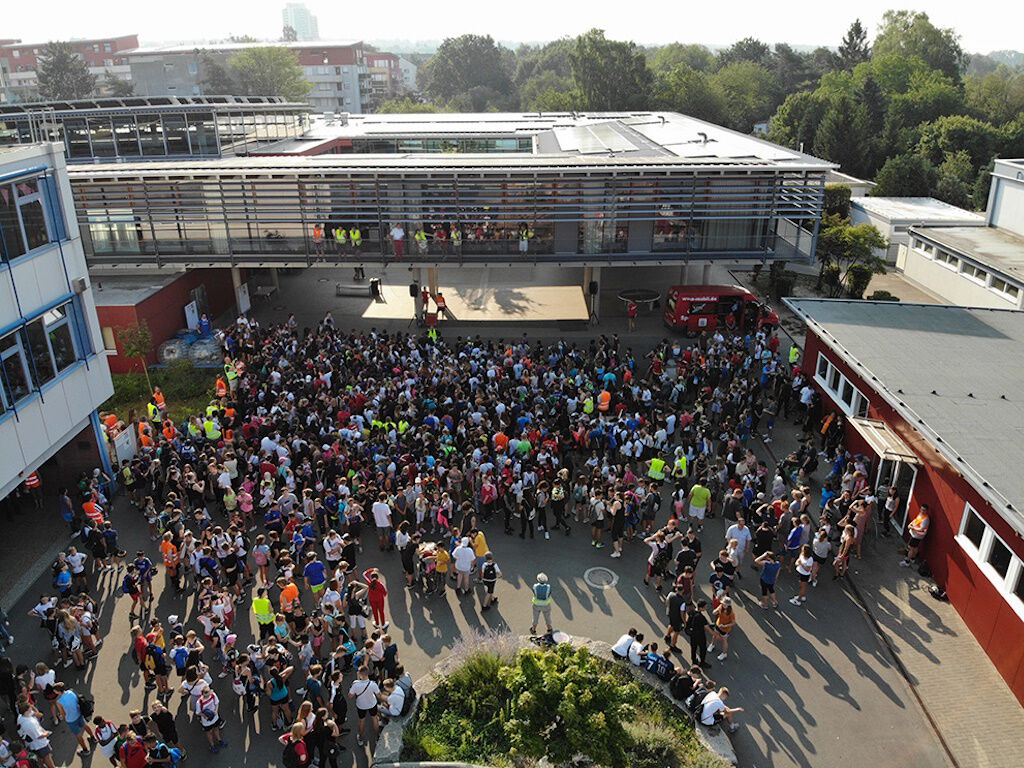 Die Jugendlichen auf dem Schulhof