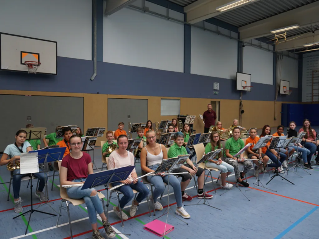 Schulorchester spielt am Rand der Sporthalle.