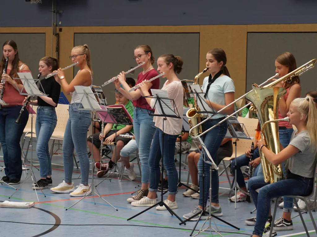 Bläsergruppe spielt vor dem Publikum in der Halle.
