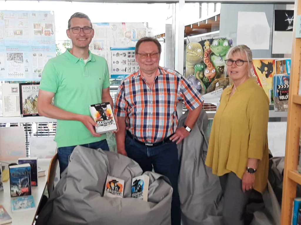 Herr Uwe Daneke (Bürgerstiftung Langen) bei der Übergabe der Bücher und Sitzsäcke an Frau Schüler und Herr Becker