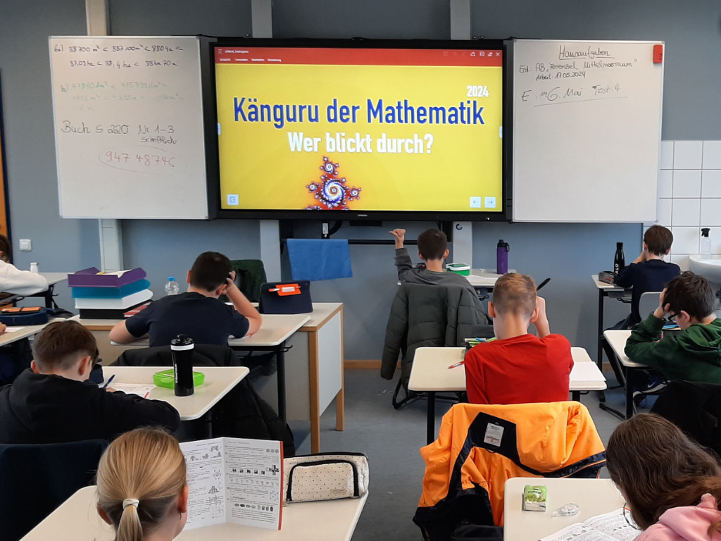 Schüler während des Känguru-Mathematikwettbewerbs