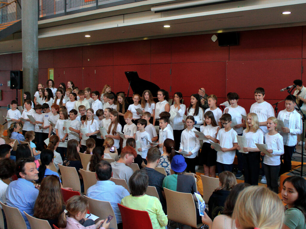 Jugendliche auf der Sommerkonzertbühne in unserer Aula. FOTO: Evgeniy Markov