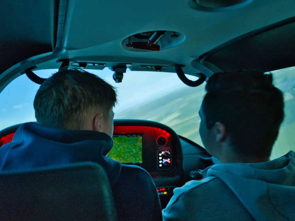 Blick von hinten ins Cockpit mit Steuerhörnern und Instrumenten.