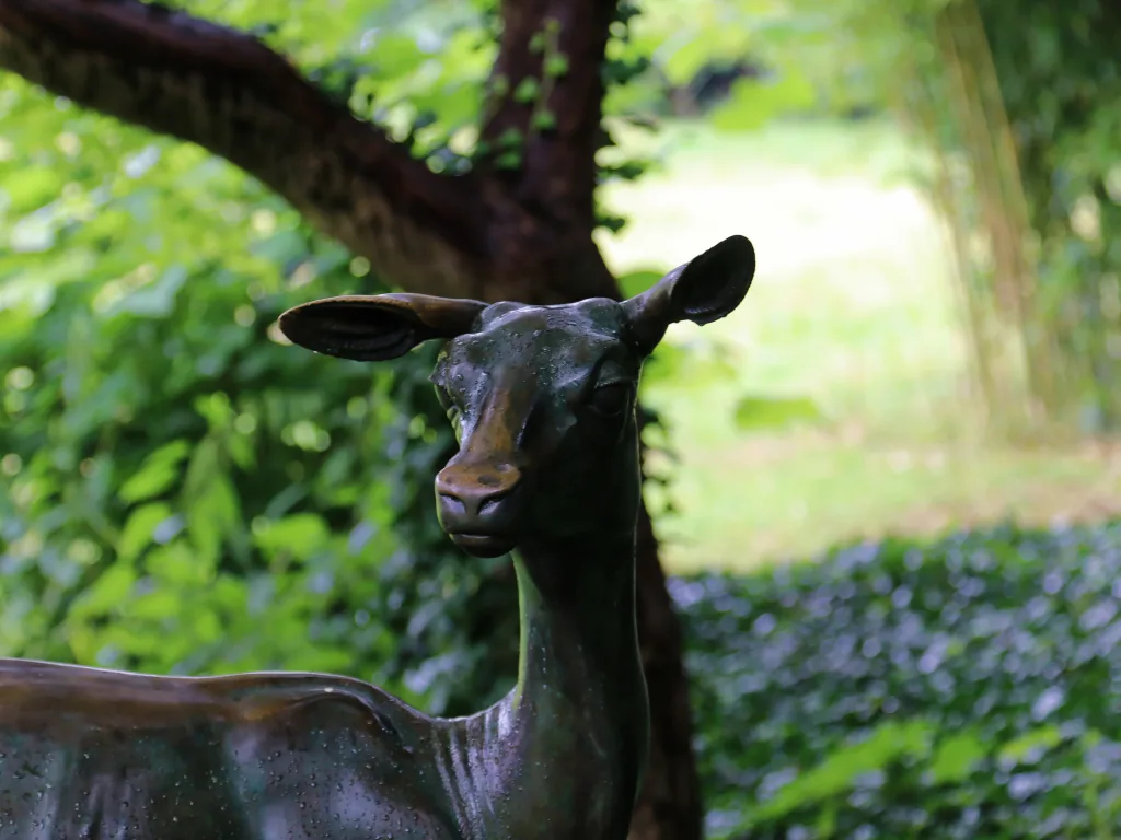 Bronzeplastik einer Antilope im Park.