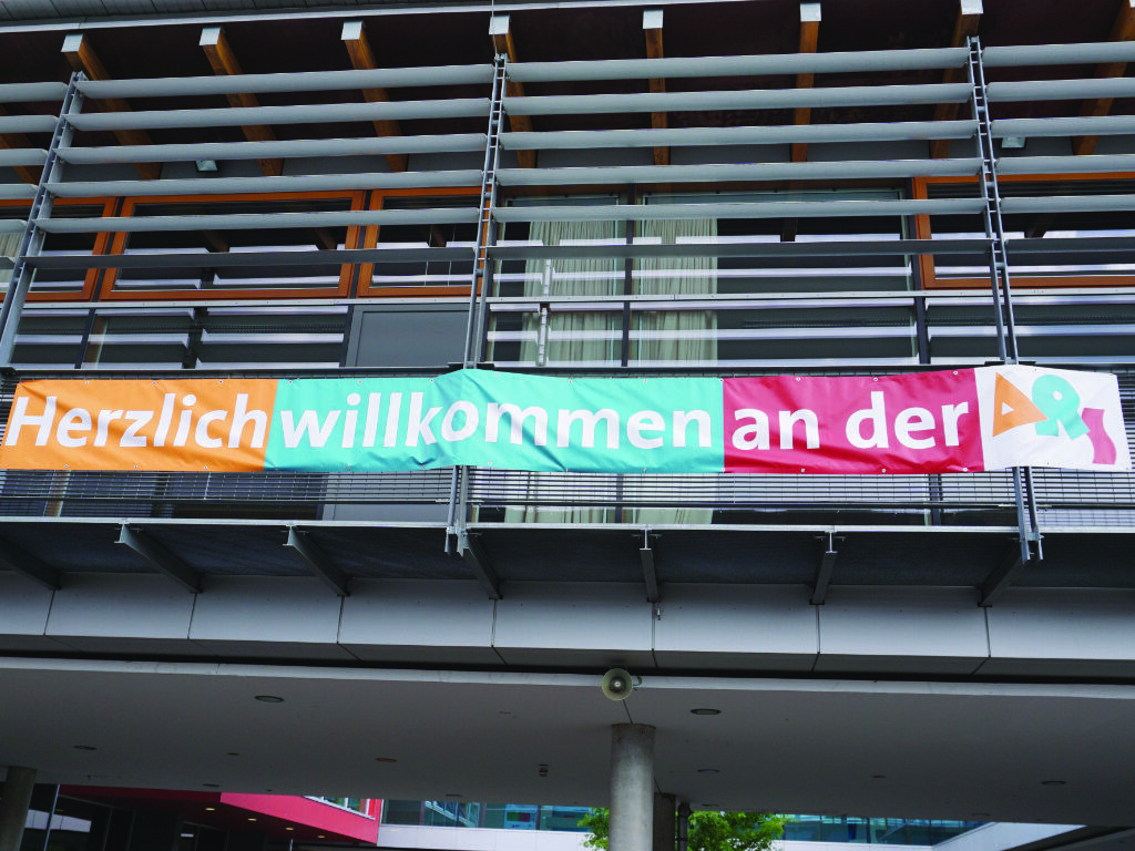Mit unserem Herzlich-willkommen-Banner begrüßen wir unsere neuen Fünftklässler.