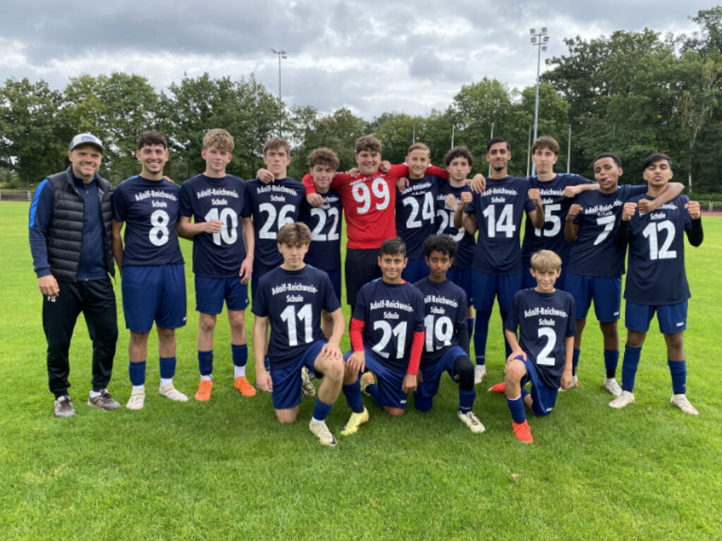U17-Fußballmannschft mit Herr Strasser (links)