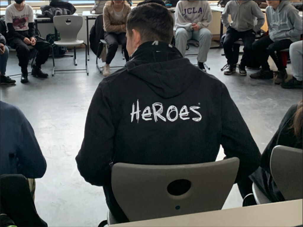Schüler mit HeRoes Jacke