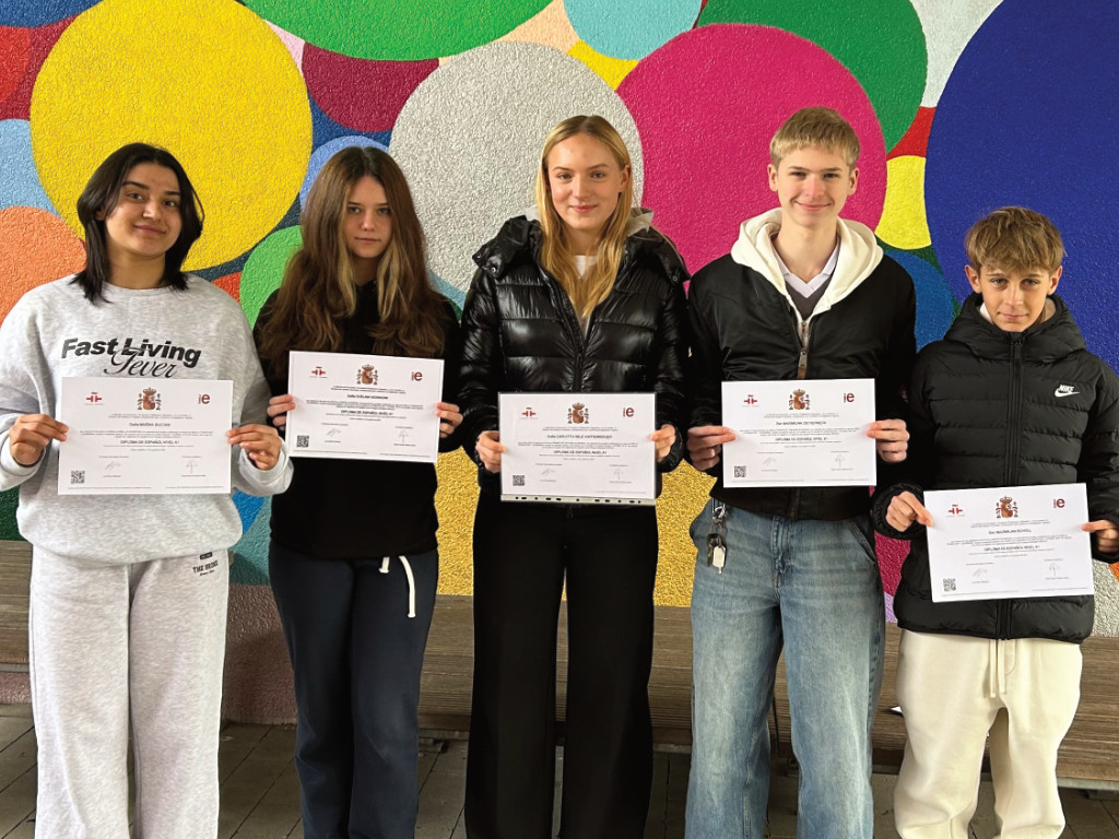 Die Jugendlichen präsentieren stolz ihre DELE-Sprachdiplome. FOTO: Michael Becker