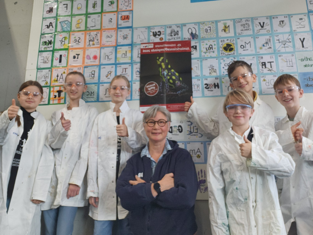 Schülerinnen und Schüler präsentieren ein naturwissenschaftliches Projekt.