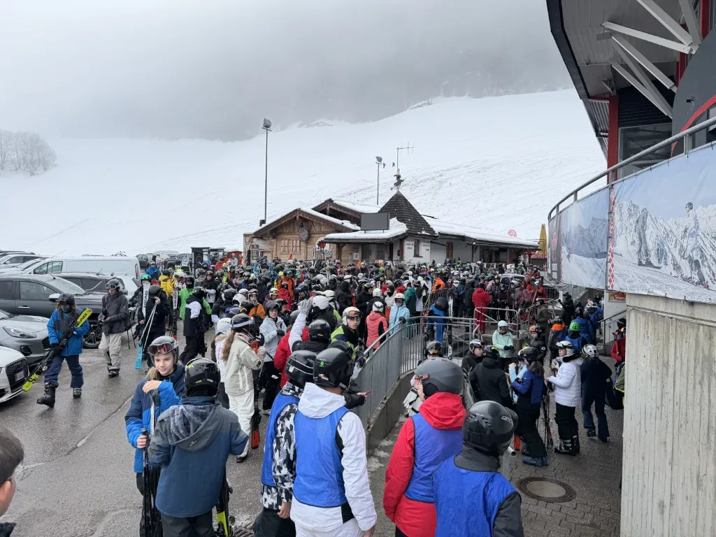 Schüler stehen vor dem Skiverleih.