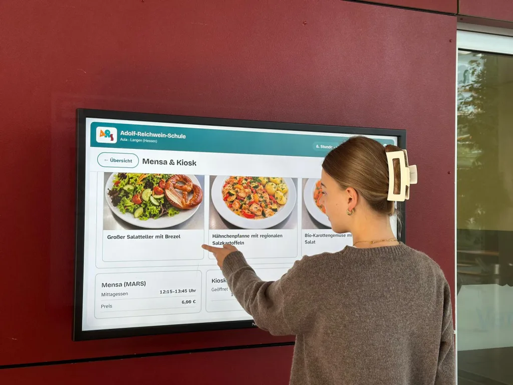 Schülerin, die das Display bedient