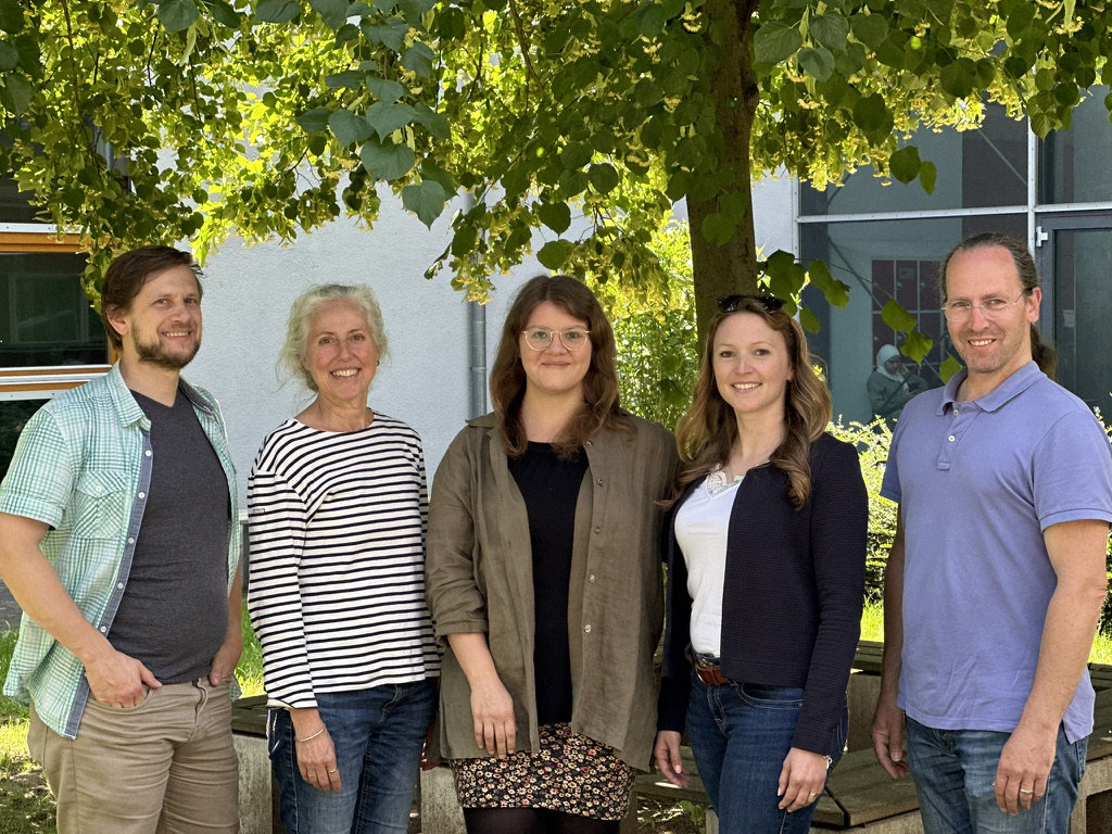 Unser Personalrat von links: Thomas Schaub, Cosima Dahmer Ayla Schütz, Carina Maxeiner und Chris Scheuermann Unser Personalrat von links: Thomas Schaub, Cosima Dahmer Ayla Schütz, Carina Maxeiner und Chris Scheuermann