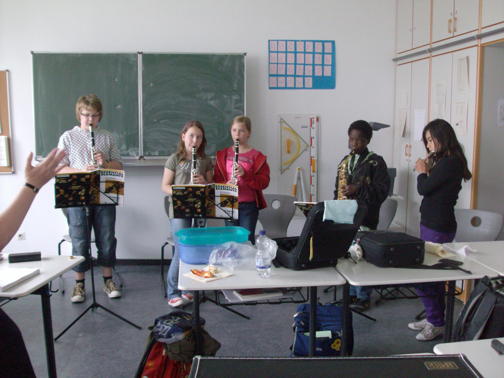 Schüler der Bläserklasse musizieren im Klassenraum.