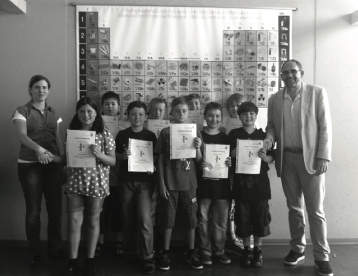 Kinder zeigen ihr Zertifikat.