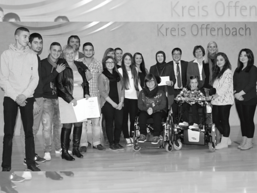 Schüler und Lehrer der Adolf-Reichwein-Schule und Erich-Kästner-Schule bei der Siegerehrung