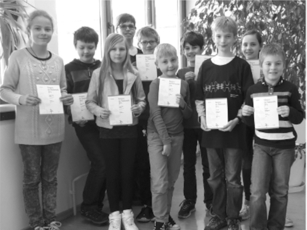 Schüler/innen halten Zertifikate