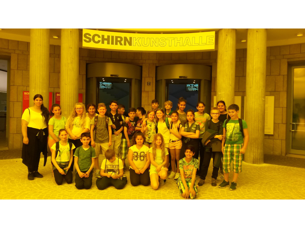 Die Klasse 5bF vor der Kunsthalle