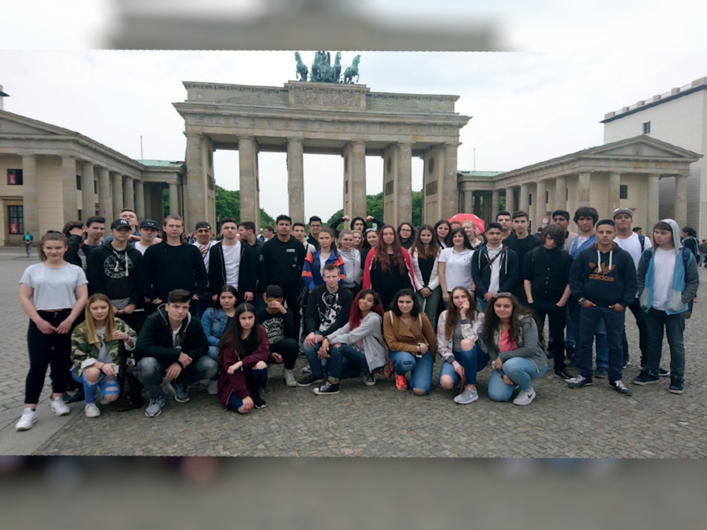 Klassen 9aH, 9bH &amp; 9cH vor dem Brandenburger Tor