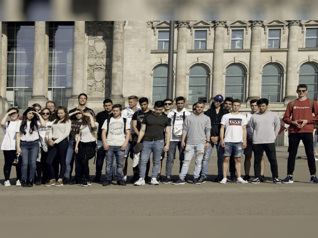 Klasse 10cR vor dem  Reichstag