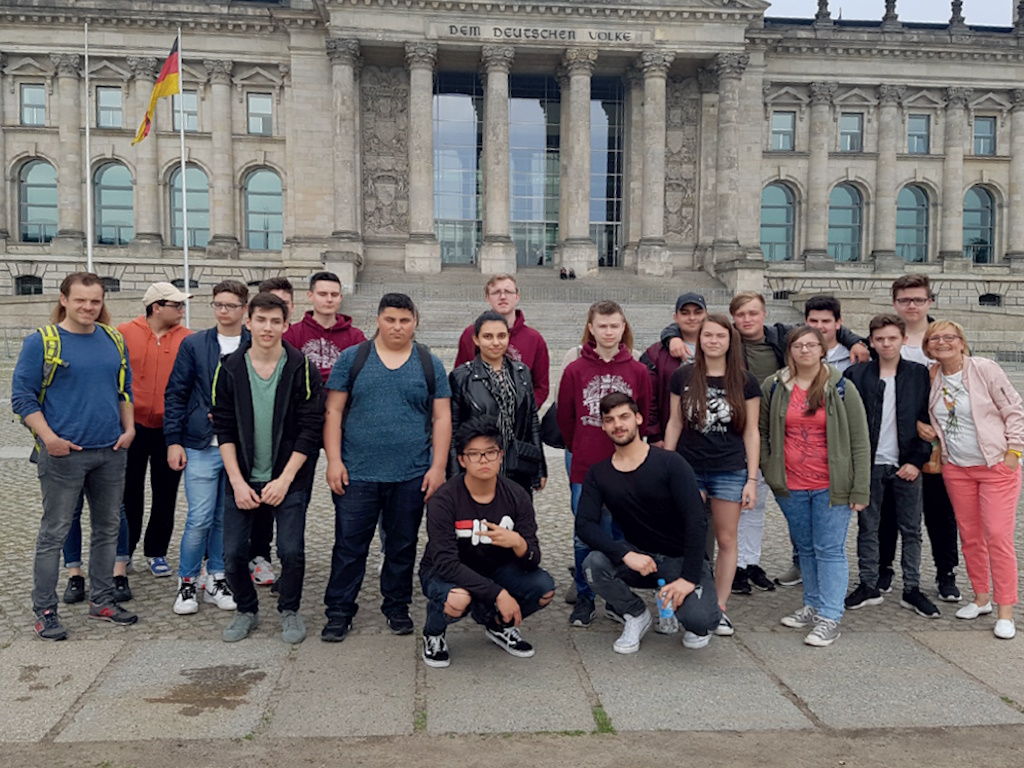 Klasse 10bR vor dem Reichstag