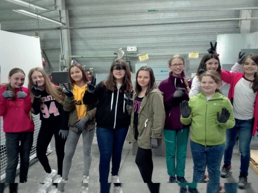 Schüler/-innen schauen glücklich in die Kamera