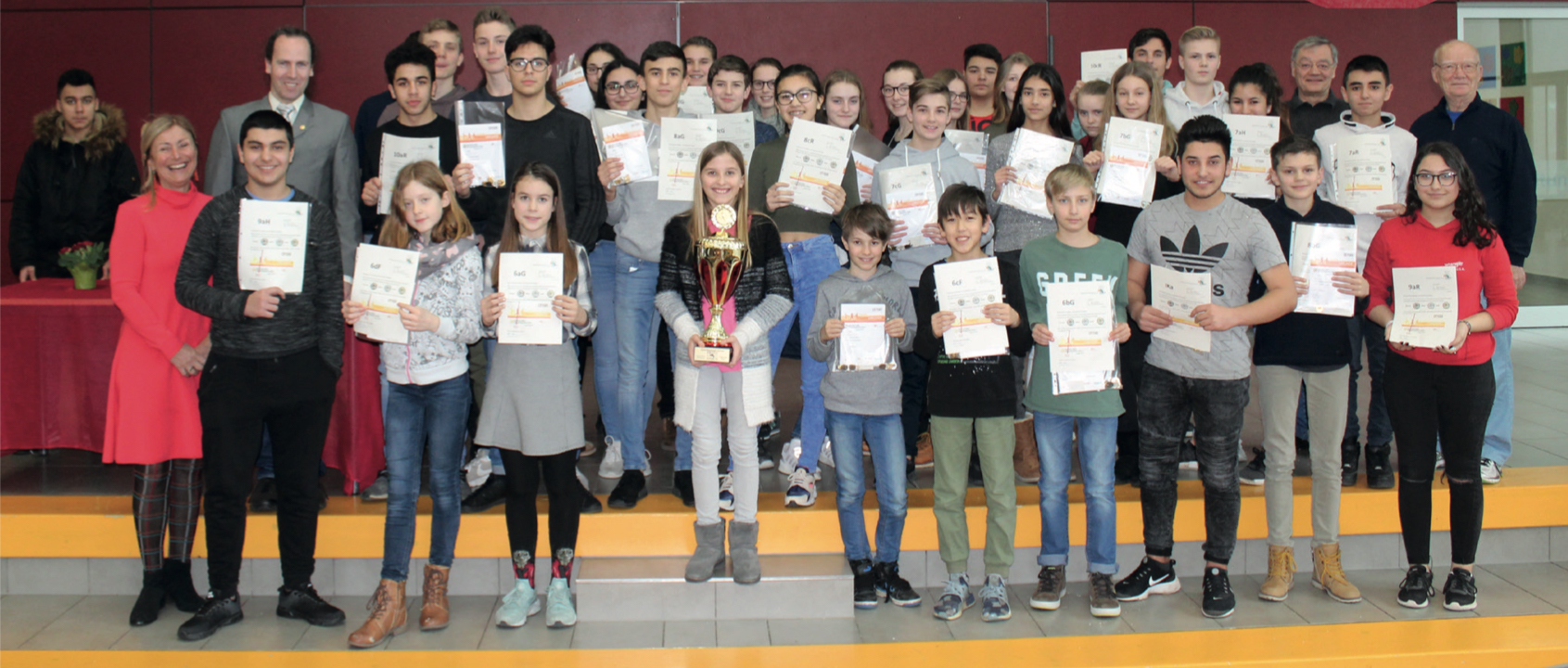 Schüler und Schülerinnen die ihre Auszeichnung des Sportabzeichens bekommen haben