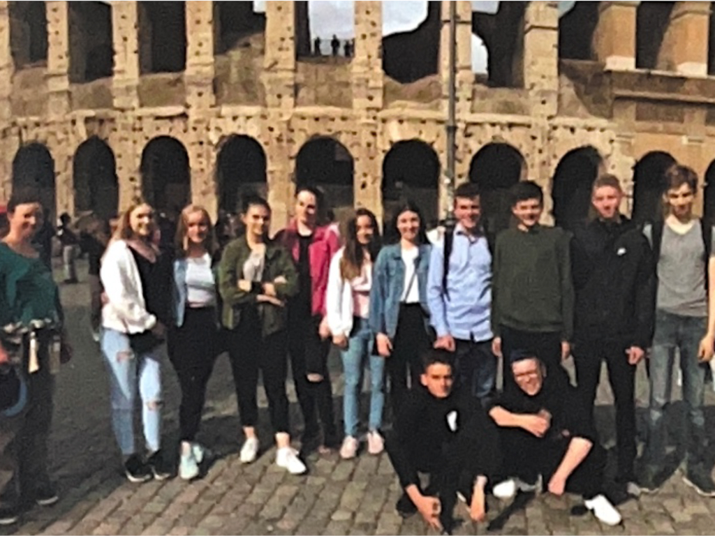 Schüler und Frau Domhan (links außen) vor dem Kolosseum