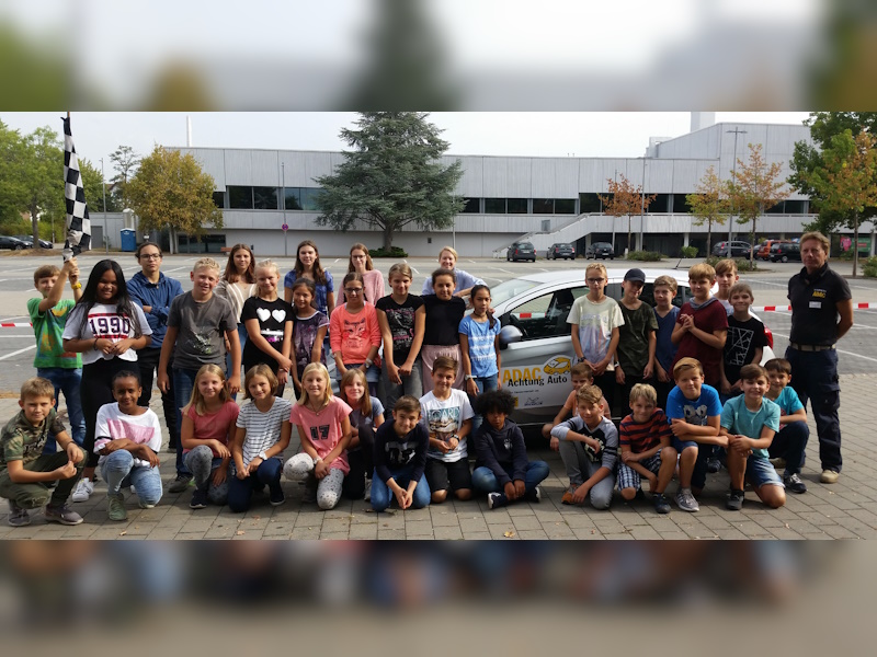 Achtung, Auto! - Neue 5. Klässler beim Verkehrssicherheitsprogramm des ADAC