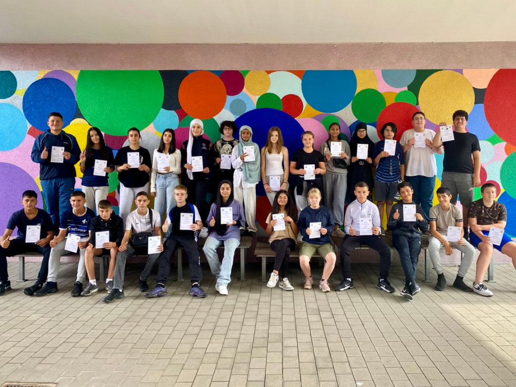 28 Schülerinnen und Schüler haben für ihre Wanderleistung im Schuljahr 2022/23 das Deutsche Wanderabzeichen in Bronze erhalten.