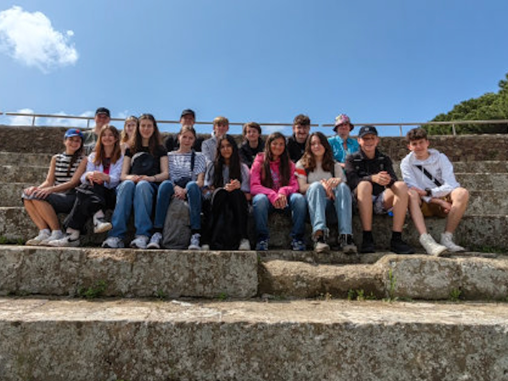 Annegret Domhan (hinten rechts) und die Lateinschülerinnen und -schüler der ARS
