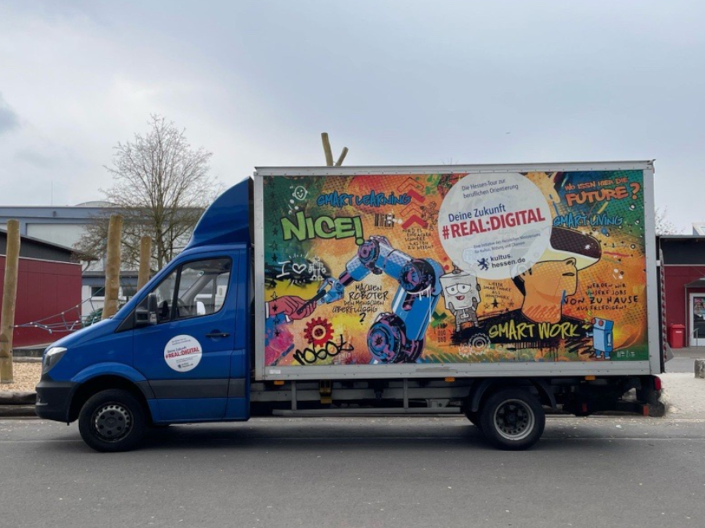 Der Wagen von Real:Digital auf unserem Schulhof FOTO: Susanne Hauer Der Wagen von Real:Digital auf unserem Schulhof
