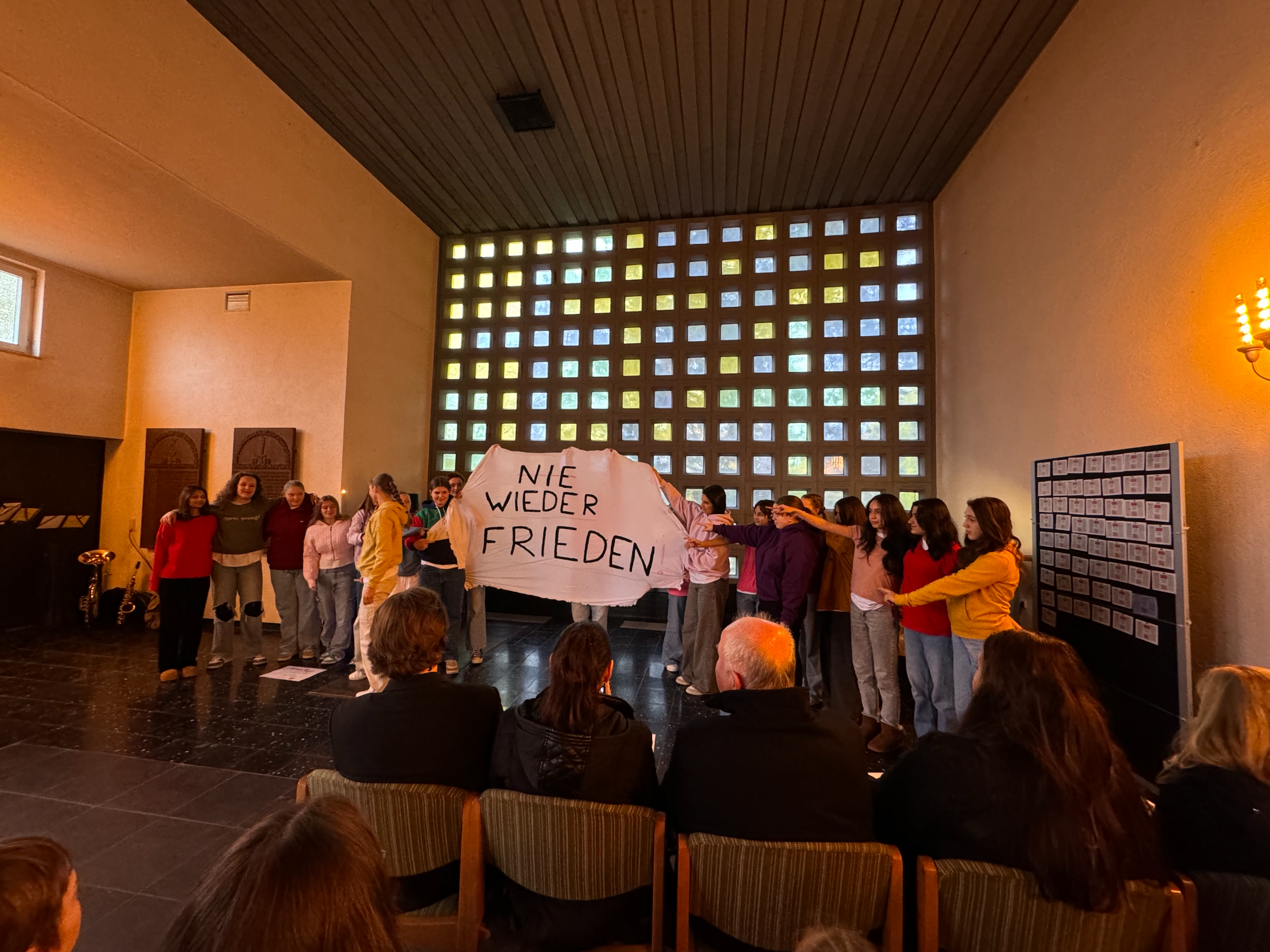 Volkstrauertag: AG Darstellendes Spiel regt mit Darbietung zum Nachdenken  an