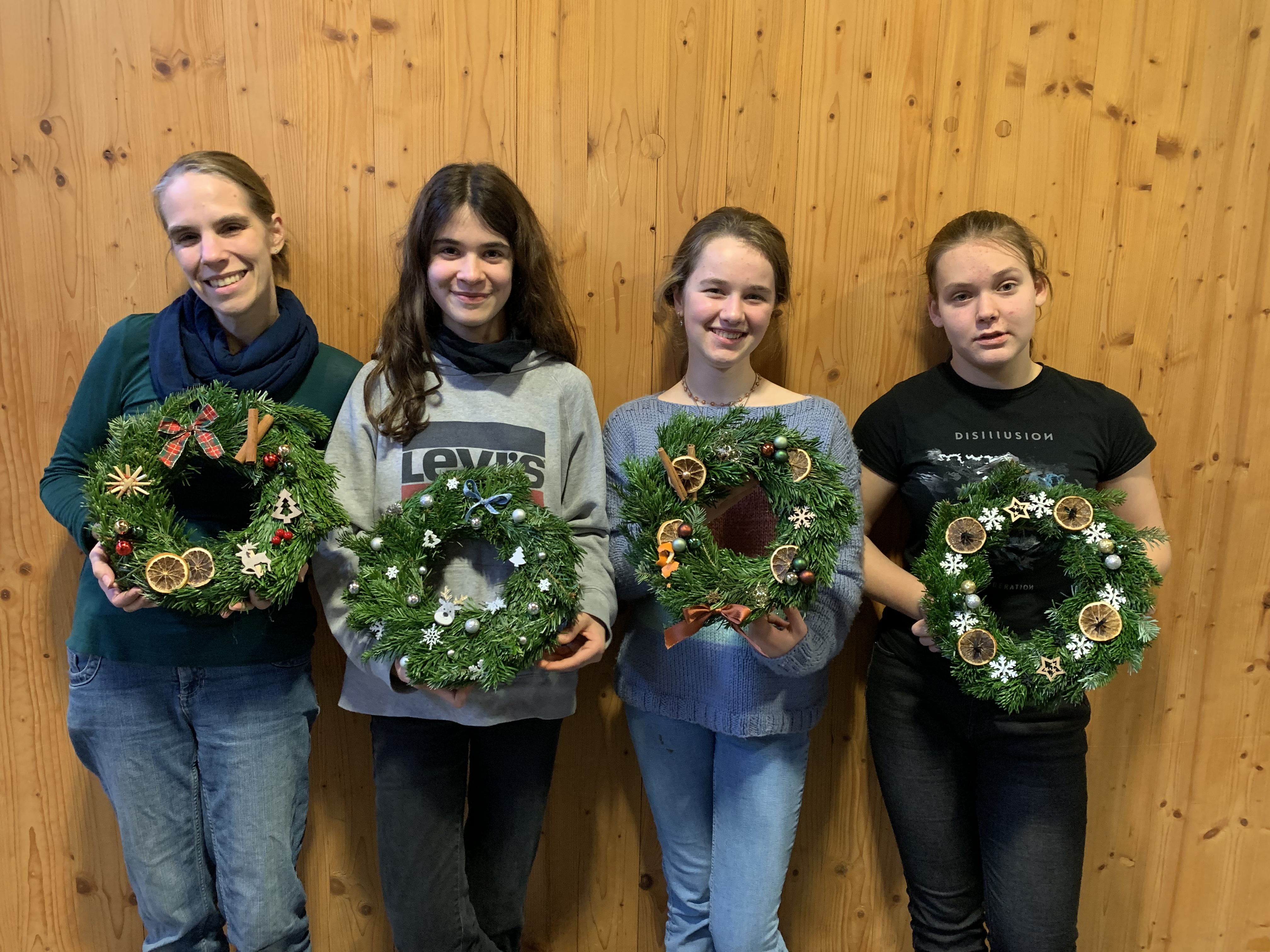 Weihnachtskranz- und Weihnachtsgeschenkebasteln