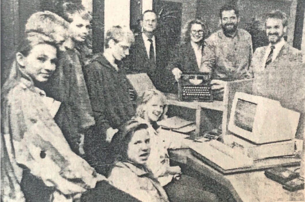 Über einen Computer freuen sich die Schülerinnen und Schüler des REPI-Büros sowie die Pädagogen der ARS. Die Bezirkssparkasse hatte sich wieder einmal großzügig gezeigt. Im Bild von links: Anna Orantek, Jörg Frank, Michael Kloß, Jörg Siering, Victoria Kouswich, Michaela Reichert, Rektor Fürst, Elke Dürr, Norbert Köppen und Helmut Hunkel von der Sparkasse.